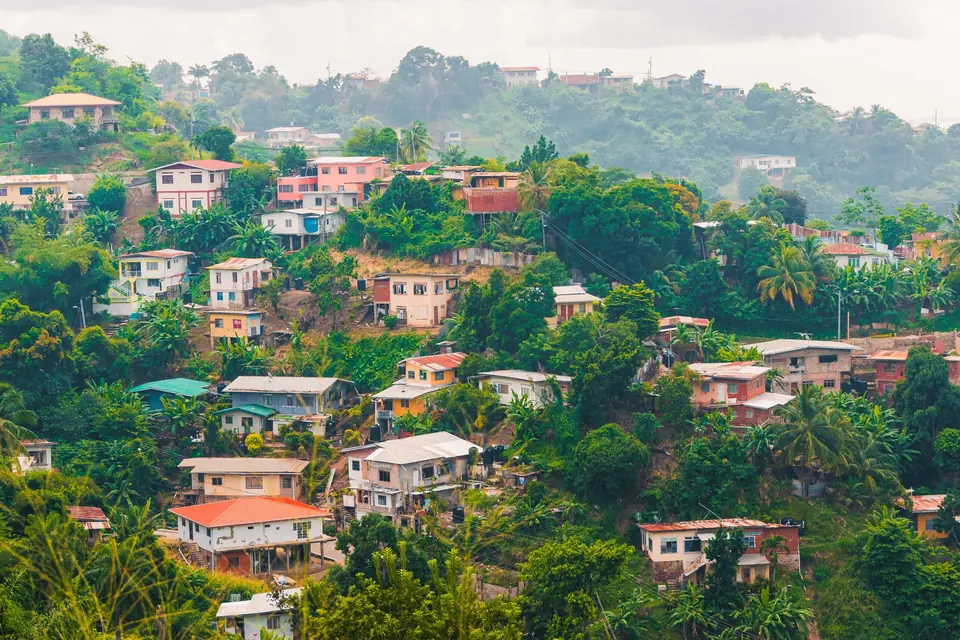 Maisons dispersées sur une colline verdoyante